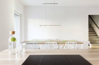 Ahşap masa ve sıra dışı beyaz sandalyeler ile modern yemek odası