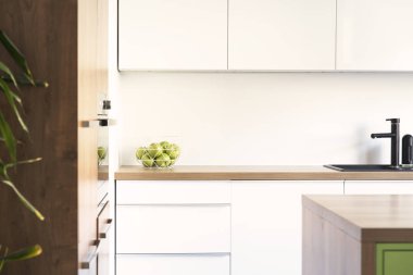 Şık ve modern beyaz ve yeşil mutfak iç 