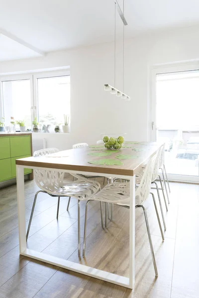 Modern Dining Room Wooden Table Unusual White Chairs — Stock Photo, Image