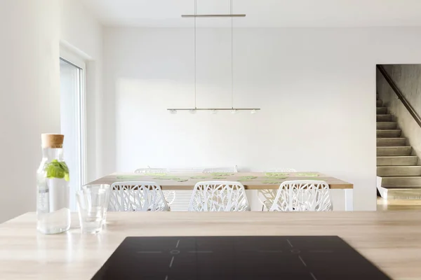 Ruang Makan Modern Dengan Meja Kayu Dan Kursi Putih Yang — Stok Foto