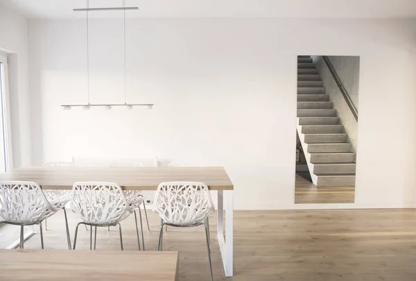 Ruang Makan Modern Dengan Meja Kayu Dan Kursi Putih Yang — Stok Foto