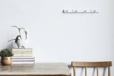 Kopya alanı, kitap, vintage aksesuarlar ve lama pot ile beyaz iç. Ev iç minimalist kavramı.