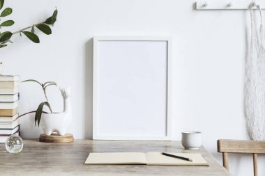 Oda iç sahte fotoğraf çerçevesi retro ahşap komodin üzerinde yukarıya ile 