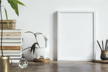 Oda iç sahte fotoğraf çerçevesi retro ahşap komodin üzerinde yukarıya ile 