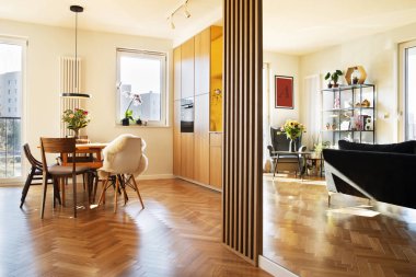 İç modern apartman dairesinde sıcak ahşap renkler