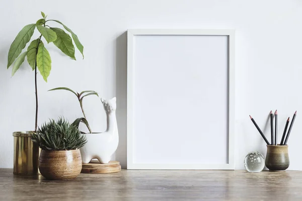 Oda iç sahte fotoğraf çerçevesi retro ahşap komodin üzerinde yukarıya ile 