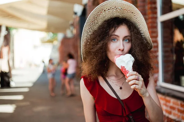 Joven Mujer Rizada Sombrero Paja Sosteniendo Helado —  Fotos de Stock