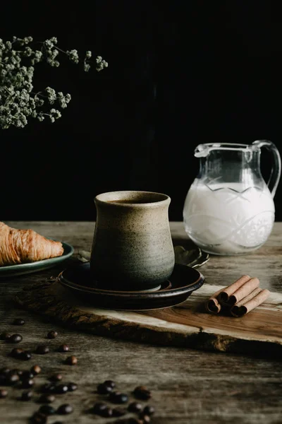 Rustik kil Kupası tarçın ile ahşap tahta üzerinde kabuk, kruvasan uçan daire ve süt Cam Kavanoz  