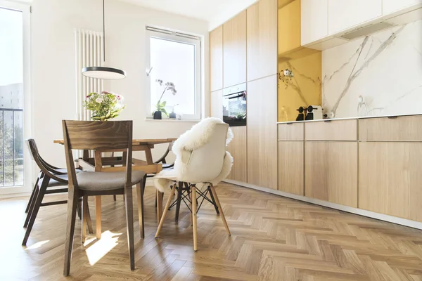 Stijlvolle Moderne Keuken Met Eetkamer Warme Kleuren Van Houten — Stockfoto