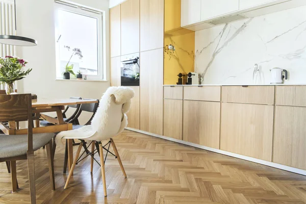 Stijlvolle Moderne Keuken Met Eetkamer Warme Kleuren Van Houten — Stockfoto