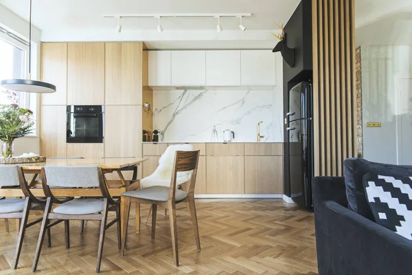 Gaya Dapur Modern Dengan Ruang Makan Dengan Warna Kayu Hangat — Stok Foto