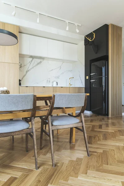 Cozinha Moderna Elegante Com Sala Jantar Cores Quentes Madeira — Fotografia de Stock