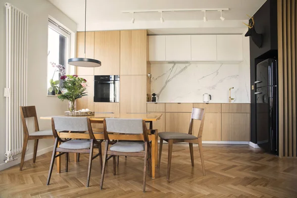 Cozinha Moderna Elegante Com Sala Jantar Cores Quentes Madeira — Fotografia de Stock
