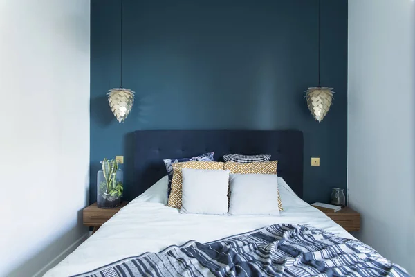 Koyu Mavi Altın Renklerde Şık Yatak Odası — Stok fotoğraf