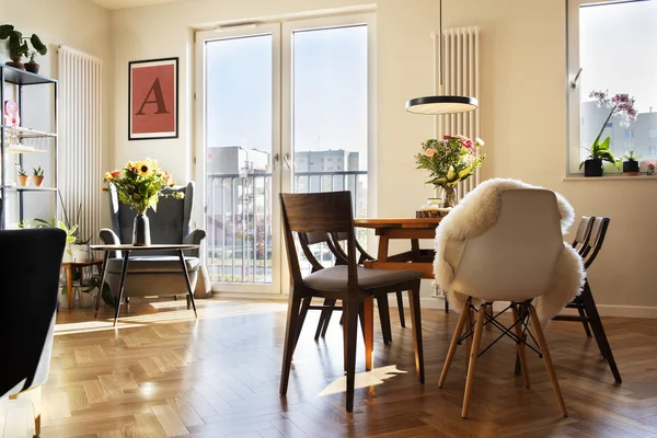 Modern Apartman Dairesinde Sıcak Ahşap Renkler — Stok fotoğraf
