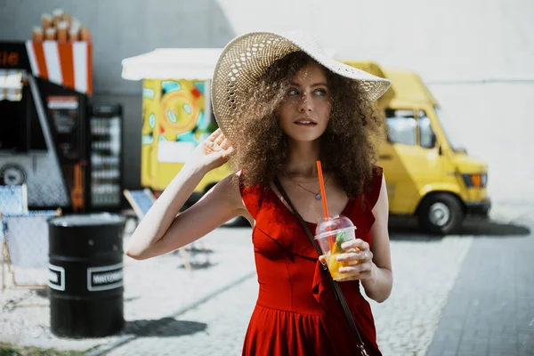 Retrato Joven Mujer Romántica Rizada Sombrero Paja Con Taza Jugo Imagen de archivo