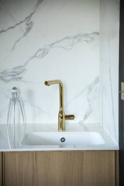 Modern ve tasarım İskandinav mutfak aksesuarları ile. Beyaz mermer duvar ile güneşli ve parlak alan.