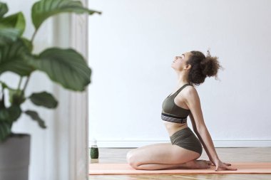 Genç kadın yoga asana evde pratik 