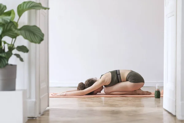 Young Woman Green Sportswear Practicing Yoga Home — Stock Photo, Image