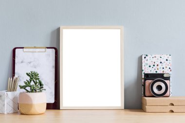 Ahşap masada boş çerçeve ile modern İşyeri 