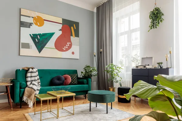 豪华和现代家居内饰 设计绿色沙发 咖啡桌 Pouf 和通道 房间里有很多植物 抽象绘画 带棕色镶木地板的客厅装饰时尚 — 图库照片