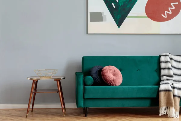 Stilig Interiør Med Grønn Fløyelsmodul Retro Coffe Bord Elegante Fargeputer – stockfoto