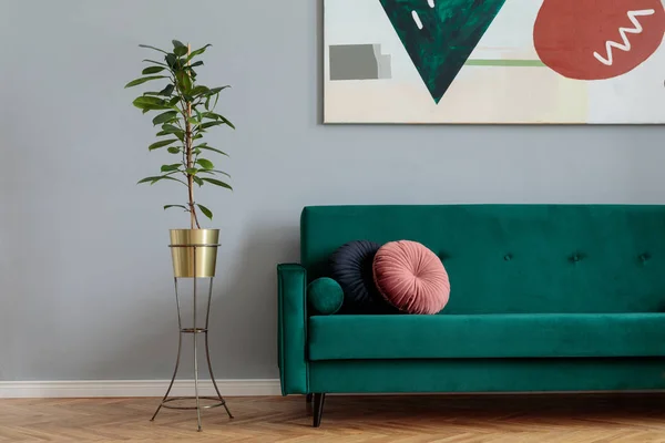 时尚的客厅 绿色天鹅绒沙发和墙上的抽象艺术 — 图库照片