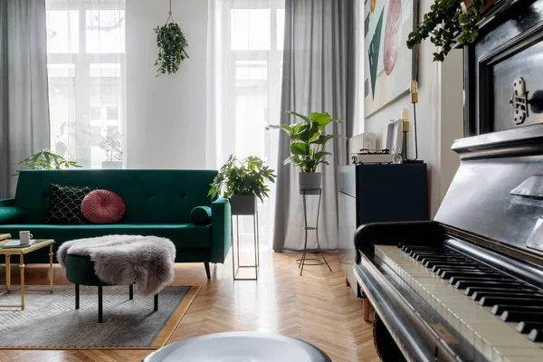 Stylish Living Room Green Velvet Sofa Abstract Art Wall — Stock Photo, Image
