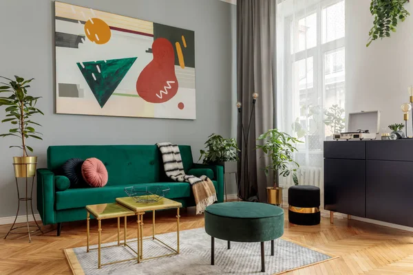 Eleganta Vardagsrum Med Grön Sammet Soffa Och Abstrakt Konst Väggen — Stockfoto