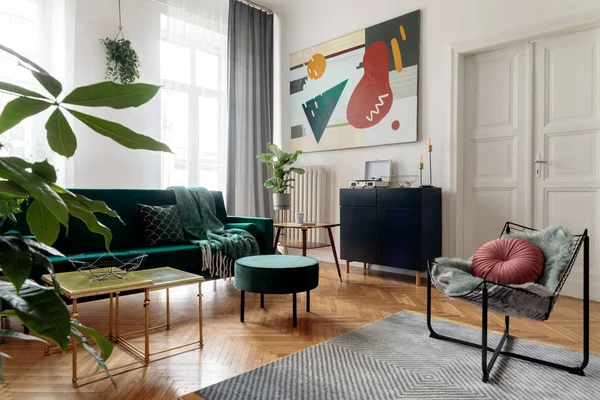 Stilig Stue Med Grønn Fløyelssofa Abstrakt Kunst Vegg – stockfoto