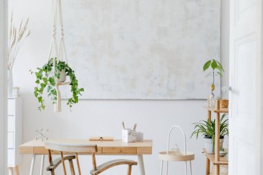 yeşil bitkiler iç dekorasyonlu rahat oda