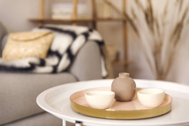 rahat odada tepsi üzerinde kase görünümü yakın