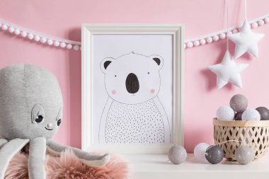 pembe duvar ile çocukça odada sevimli Koala boyama görünümü yakın