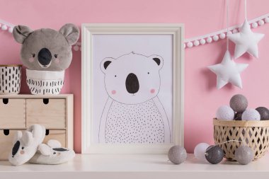 pembe duvar ile çocukça odada sevimli Koala boyama görünümü yakın