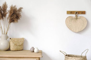 Şık aksesuarları ile oturma odası şık Koreli iç, vazo çiçekler, ahşap raf, sepet ve rattan yaprak asılı. Ev dekoru Minimalistic kavramı. Şablon. Boşluk Kopyala. Parlak.