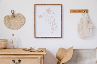Kahverengi sahte poster çerçevesi, zarif aksesuarlar, koltuk, ahşap raf ve asılı Rattan çanta ve yaprak ile oturma odası şık Koreli iç. Ev dekoru Minimalistic kavramı. Şablon. 