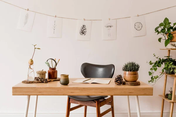 时尚的斯堪的纳维亚家居内部开放空间 与大量的植物 设计配件 木桌和挂模拟森林图纸 植物学概念的家庭装饰 阳光明媚的房间 — 图库照片