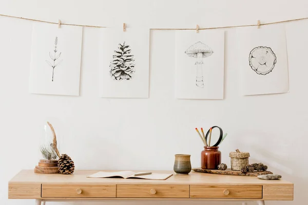 Interior Escandinavo Moderno Sala Estar Con Escritorio Madera Elegantes Pinturas Imagen De Stock