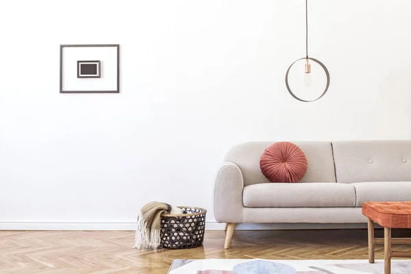 Elegante Sala Estar Minimalista Con Diseño Sofá Gris Lámpara Geométrica — Foto de Stock