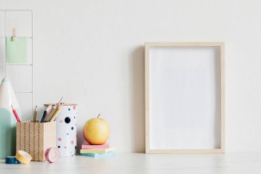 Tasarım ve şık ev iç ahşap sahte kadar poster çerçevesi, serin ofis aksesuarları, bantlar, sarf malzemeleri, notlar, not çubukları, kalemler. İskandinav ev dekorasyonu. Minimalist kavram. Şablon. 