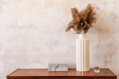 Vintage dolap ile retro ev iç şık compositon, vazo çiçekler, zarif aksesuarlar ve soyut resimler. Minimalist kavram. Güzel ev dekorasyonu. 