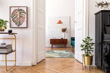 Poster çerçevesi, siyah piyano, vintage altın raf, mobilya, tasarım lambaları, bitkiler ve zarif aksesuarlar kadar sahte ile retro ev iç şık compositon. Oturma odalarının güzel ev dekorasyonu. 