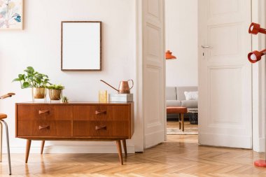 Vintage aksesuarlar, lambalar, tasarım kanepe ve altın tencere bitkiler ile sahte çerçeve ile ev iç şık oda. Rahat ev dekorasyonu. Minimalist kavram. Yaşam alanı retro kompozisyon.