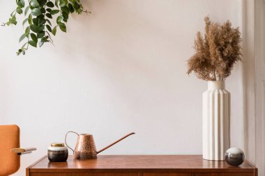 Vintage aksesuarları, bitki, turuncu sandalye ve vazo çiçekleri ile ev iç şık oda. Rahat ev dekorasyonu. Minimalist kavram. Dolap Retro kompozisyon. Kopya spce. Şablon.