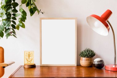 Vintage aksesuarları, bitki, kaktüsler, sandalye ve kırmızı retro masa lambası ile çerçeve kadar kahverengi mock ile ev iç şık oda. Rahat ev dekorasyonu. Minimalist kavram. Dolap modern kompozisyon.