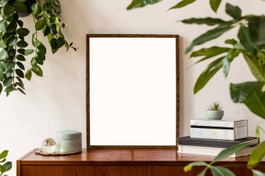 Poster çerçevesi, zarif aksesuarları, bitkiler ve kitaplar bir sürü ile vintage dolap ile sahte ev iç şık ve retro alan. Rahat ev dekorasyonu. Minimalist kavram. Şablon. Gerçek fotoğraf.