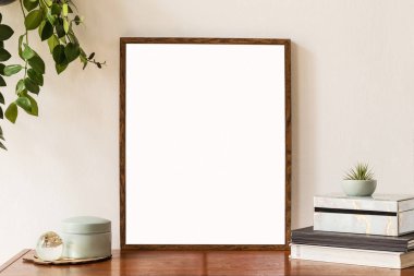Kahverengi poster çerçevesi, zarif aksesuarlar, hava bitkileri ve kitaplar ile vintage dolap kadar sahte ile ev iç şık ve retro alan. Güzel ev dekorasyonu. Minimalist kavram. Şablon. 