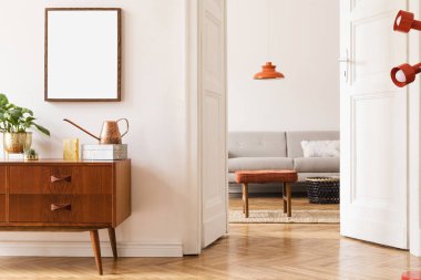 Şık ve retro ev iç mekan brwon kadar çerçeve, tasarım kanepe, mobilya, zarif aksesuarları, bitkiler ve ayak dayama ile vintage dolap mock up. Rahat ev dekorasyonu. Minimalist kavram.