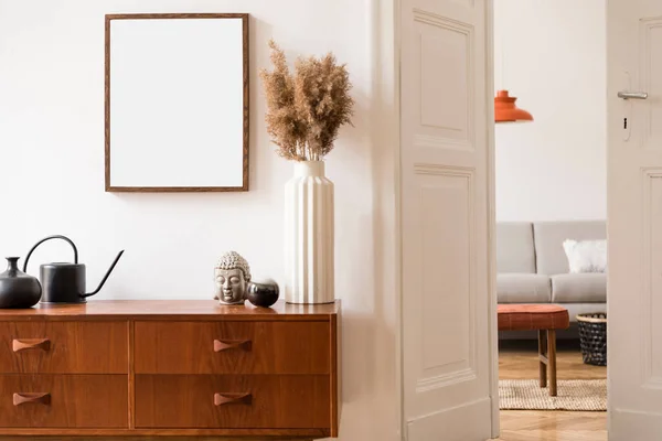 ヴィンテージアクセサリー デザインソファ 花瓶を持つ茶色のモックアップフレームと家のインテリアのスタイリッシュな部屋 居心地の良い家の装飾 ミニマルなコンセプト 生活空間のレトロな構成 — ストック写真