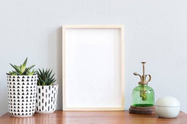 Tasarım dolabı ile şık İskandinav iç, fotoğraf çerçevesi, zarif aksesuarlar ve hipster tencere güzel bitkiler kadar mock. Modern ev dekorasyonu. Gri arka plan duvarı. Minimalist kavram. Şablon